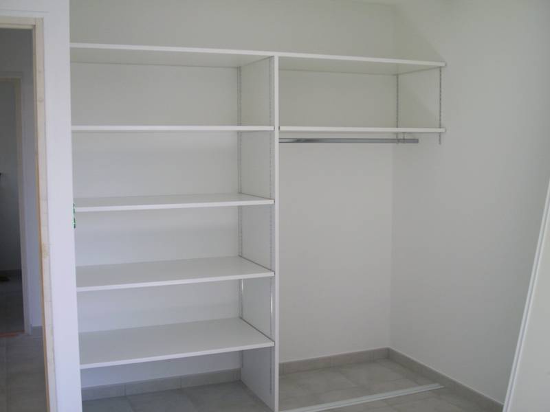 Etagères et penderie - Réalisation de l'entreprise Rousseau Dominique - Coëx