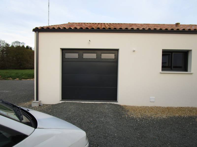 Porte de garage - Menuiserie extérieure - Réalisation de l'entreprise Rousseau Dominique - Coëx